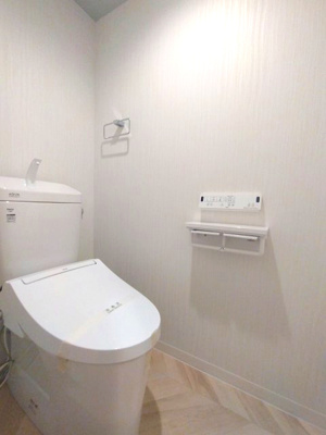 【トイレ】 | ファミール八事 | 白を基調とした内装はいつでも明るく清潔な印象。ゲストにも気持ちよく使っていただける空間です。