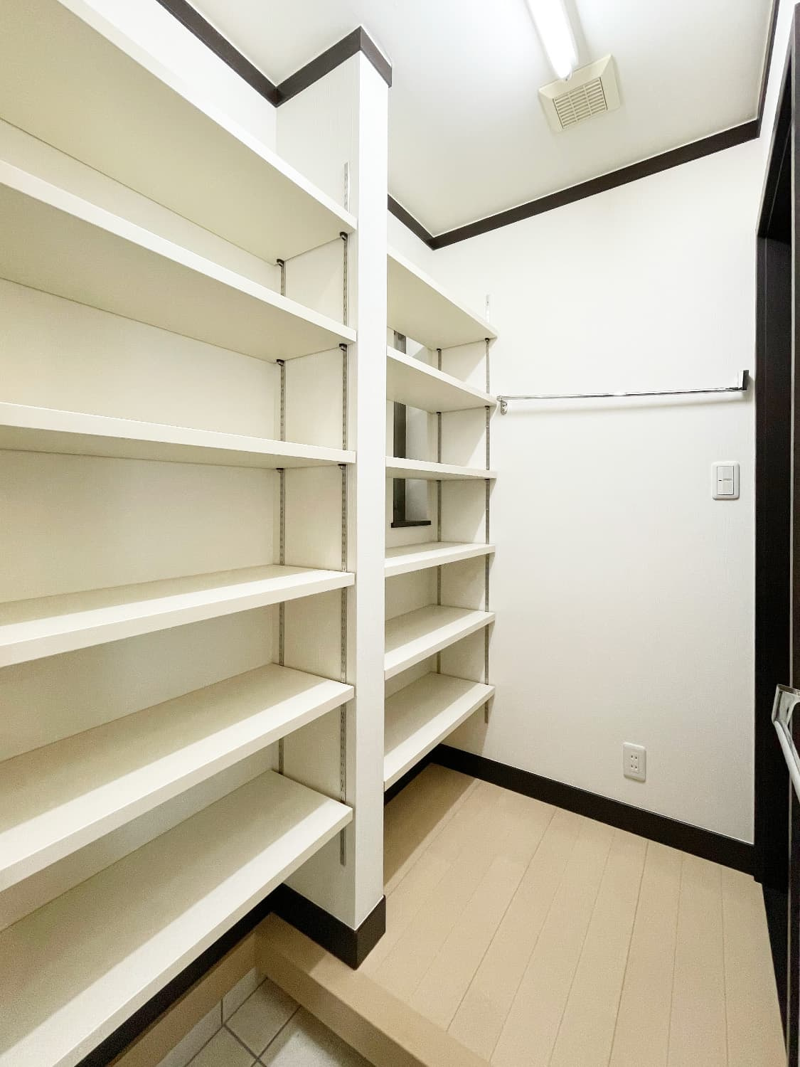 西宮市上甲子園二丁目戸建ての収納|1階玄関　シューズクローク