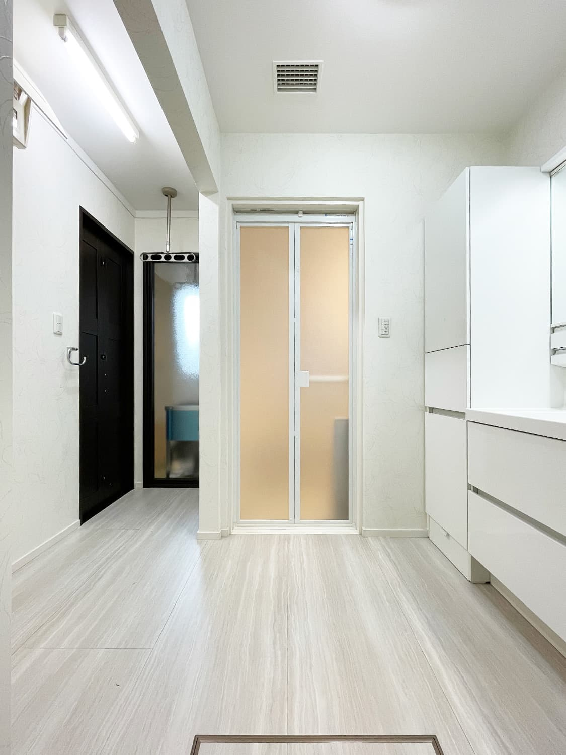 西宮市上甲子園二丁目戸建ての洗面所|1階洗面所　雨の日に洗濯物を乾かすことのできるスペースと換気乾燥機付きです。