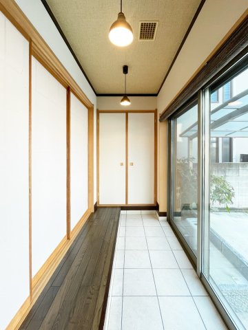 西宮市上甲子園二丁目戸建ての和室|1階和室縁側　玄関横におしゃれな縁側スペースがございます。