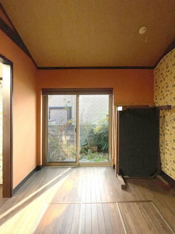 西宮市上甲子園二丁目戸建ての洋室|1階洋室約4.6帖　掘りごたつがあり、南側に庭スペースがございます。