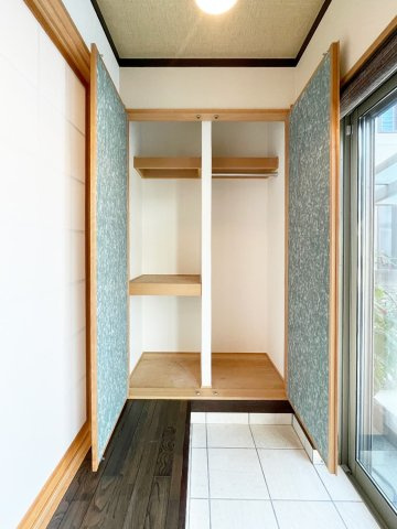 西宮市上甲子園二丁目戸建ての玄関|1階和室縁側　物入