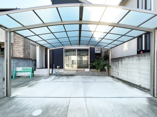 西宮市上甲子園二丁目戸建てのその他|車２台並列駐車可能なカーポートがございます。