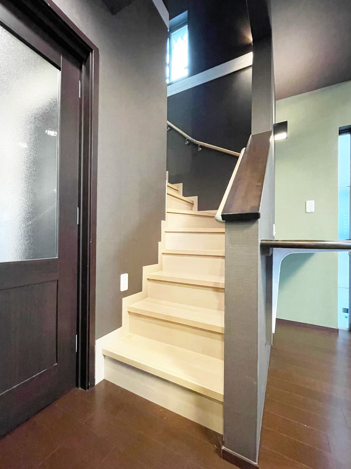 西宮市上甲子園二丁目戸建ての居間・リビング|1階　リビング階段