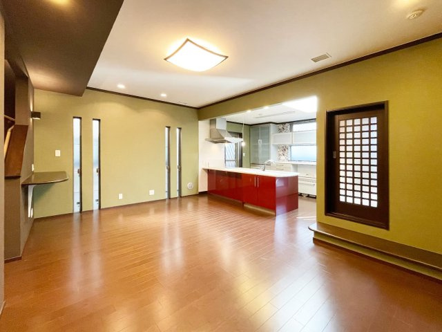西宮市上甲子園二丁目戸建ての居間・リビング|1階約22.6帖LDK　対面式オープンキッチンにリビング階段となております。