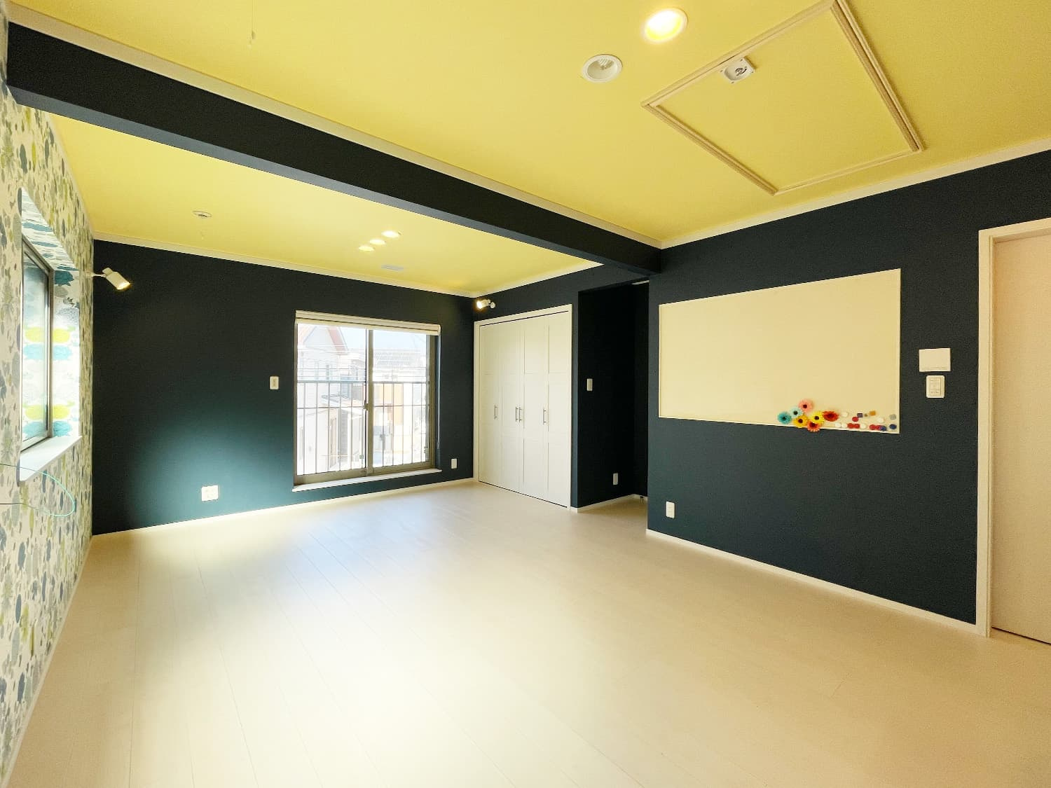 西宮市上甲子園二丁目戸建ての居間・リビング|2階洋室約12.4帖　上部にロフトがございます。　リビングとしての利用もできます。