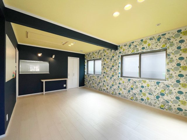 西宮市上甲子園二丁目戸建ての居間・リビング|2階洋室約12.4帖　上部にロフトがございます。　リビングとしての利用もできます。