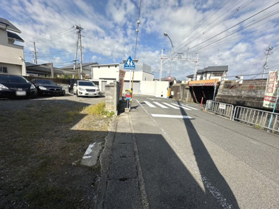 【前面道路含む現地写真】 | 上桂宮ノ後町　売土地（建築条件無） | 春になると上桂駅の桜並木を楽しめます♪