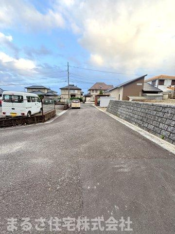 小松台東2丁目　売地の前面道路含む現地写真