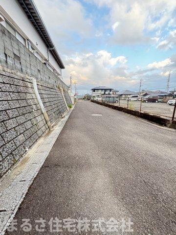 小松台東2丁目　売地の前面道路含む現地写真