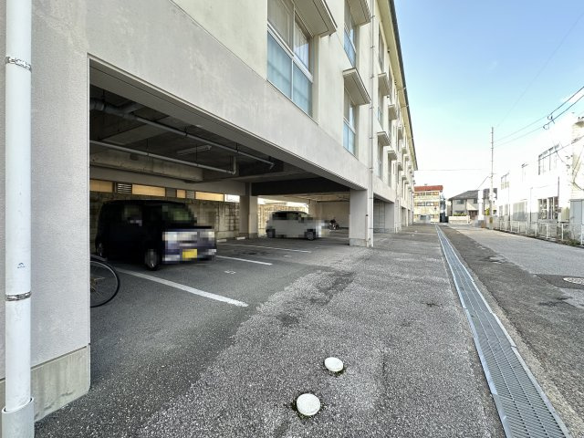 メゾンスピナッチの駐車場