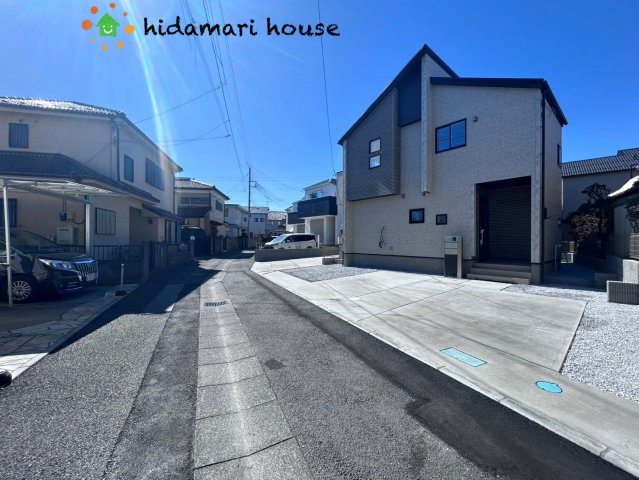上尾市原市　11期　新築一戸建て　ブルーミングガーデン　01の前面道路含む現地写真