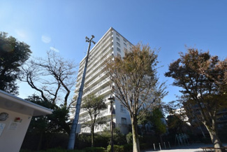 【外観】 | 青空によく映える建物です。手入れの行き届いた外壁やマンション正面エントランスなど、綺麗な姿をぜひ一度、現地にてご覧ください。～即日のご見学可能～　お問合せはお気軽にどうぞ。
