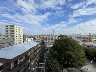 【展望】 | 眼前に広がる空の雄大さと、このお部屋の自慢の一つである「眺望」をご覧ください。毎日、この景色を独り占めできる新生活に夢が広がります。～即日のご見学可能～　お問合せはお気軽にどうぞ。
