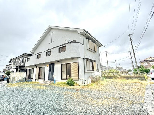 売中古戸建　中央区三新町の前面道路含む現地写真|敷地の東側に並列3台駐車可能、建物の前に縦列3台分で駐車可能。