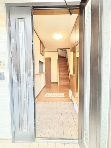 売中古戸建　中央区三新町のエントランス|シンプルな玄関先です。