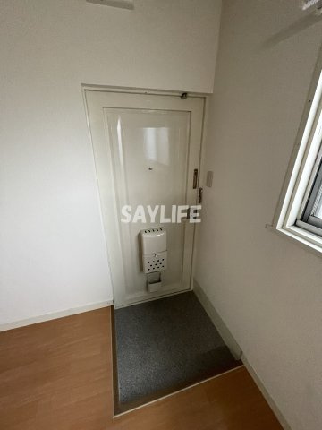 都マンションの玄関