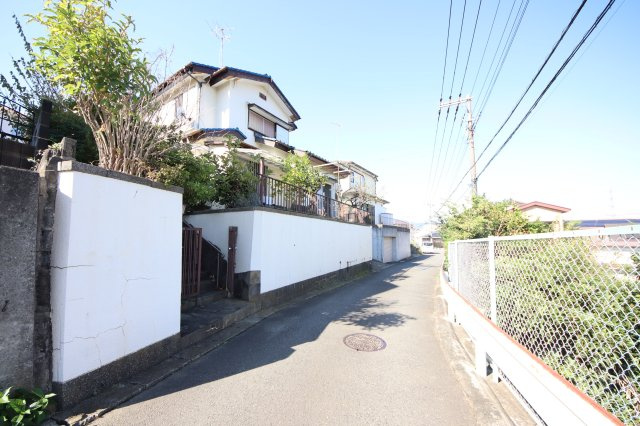 【周辺】 | 伊勢原市東大竹建築条件無し | 造成前の前面道路で
