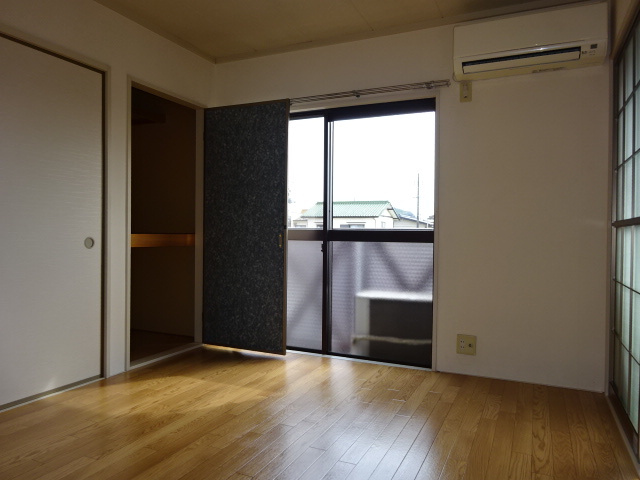 倉敷市神田３丁目のアパートの居間・リビング|洋室