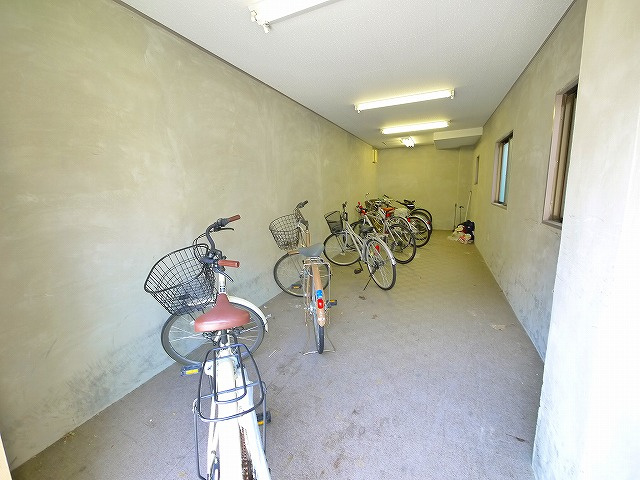 タイエイビルのその他共用部分|ゆったりとした駐輪スペース。