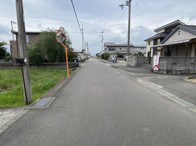 西条市禎瑞886　売土地の前面道路含む現地写真