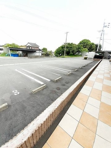 ミラクル・メゾンの駐車場|駐車スペースもあります☆