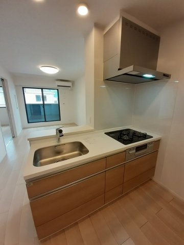 カーサ・アラーキデ　Ⅲのキッチン|3口コンロ・グリル付のシステムキッチンです♪