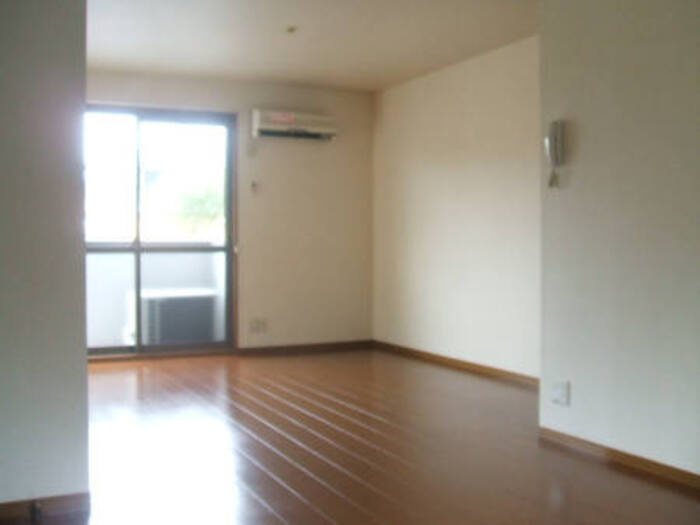 アムール E棟の居間・リビング|E102_LDK