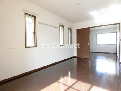 【居間・リビング】 | ＷＩＳＨ南光台 | 角部屋で２面に窓があります。