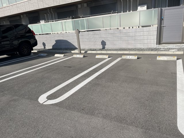 オカバ姫路岡町シャーメゾンB棟の駐車場