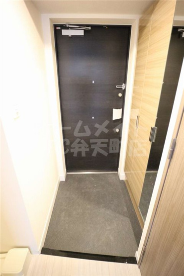 【玄関】 | プレサンスOSAKA DOMECITYビーツ | 収納もある玄関です