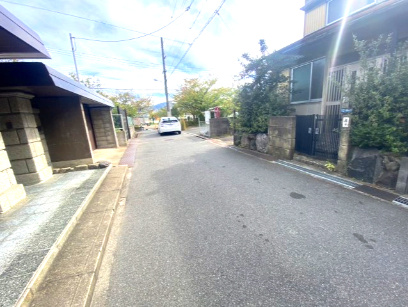 【建築条件付き土地】大東市諸福1丁目　新築戸建ての前面道路含む現地写真