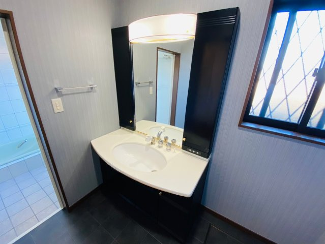 八街い　中古戸建の独立洗面台