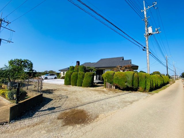 八街い　中古戸建の前面道路含む現地写真