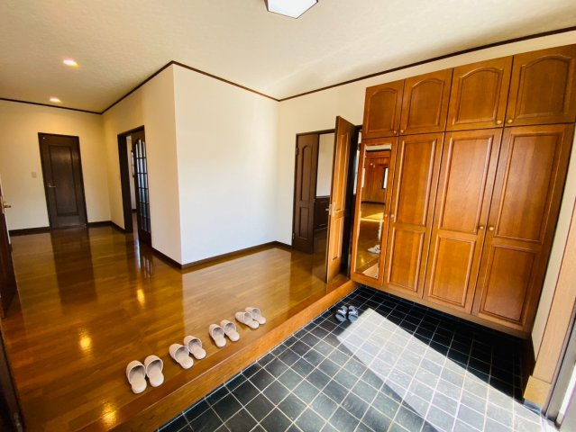 八街い　中古戸建の玄関