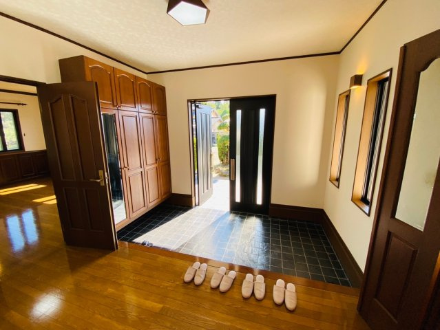 八街い　中古戸建の玄関