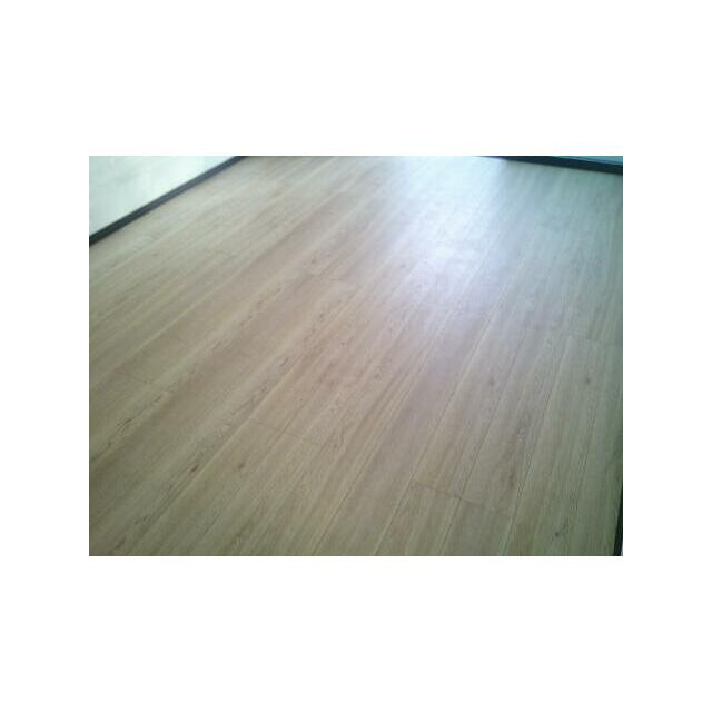 ハイセンチュリーの居間・リビング