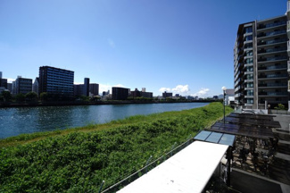 【展望】 | 【四季を感じる】
四季の移ろい・爽やかな青空や風を感じられ
自然を愉しめるパノラマビュー。
毎日の暮らしに余裕を感じさせてくれる、
遮る物の無い開放的な眺望を是非、ご堪能ください。