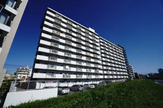 【外観】 | 【資料には掲載していない情報】
物件の陽当りや通風・仕様設備やお部屋の大きさの比較、
近隣・周辺環境や街並みなど、資料には掲載していない情報が
現地にはたくさんあります。是非ご確認ください。