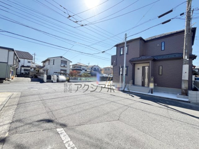 【前面道路含む現地写真】 | 入間市久保稲荷4丁目・全2棟　新築一戸建　2号棟　