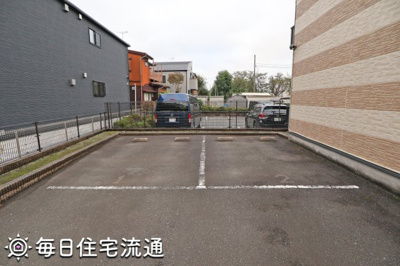【駐車場】 | ウィング | 駐車場があるので、車を買う予定の方も安心です