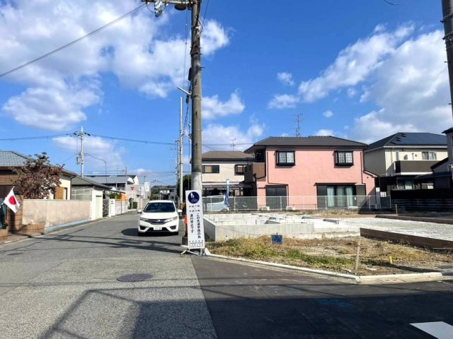 ルミエールタウン浜寺の前面道路含む現地写真|南海本線「諏訪ノ森駅」まで徒歩15分。阪堺線も利用できる2wayアクセス。大阪市内や堺市中心部、関西空港へのアクセスも良好です。落ち着いた閑静な住宅街で、都会の喧騒から離れた静かな環境が魅力です。
