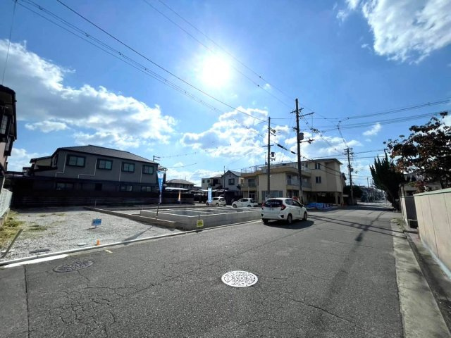 ルミエールタウン浜寺の前面道路含む現地写真|自由設計可能♪周辺には高層の建物がなく、広々とした見通しの良い道路が続いているため、日当たりの良さや、開放感を感じられるマイホームになるはずです!ご自身の理想の間取りを考えてみてはいかがでしょうか?♪