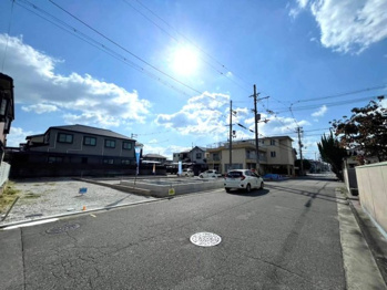 【前面道路含む現地写真】 自由設計可能♪周辺には高層の建物がなく、広々とした見通しの良い道路が続いているため、日当たりの良さや、開放感を感じられるマイホームになるはずです!ご自身の理想の間取りを考えてみてはいかがでしょうか?♪