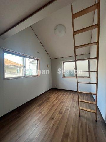 【洋室】 | 全室収納に加え、「ロフト」や「屋根裏収納」が完備されております♪　
