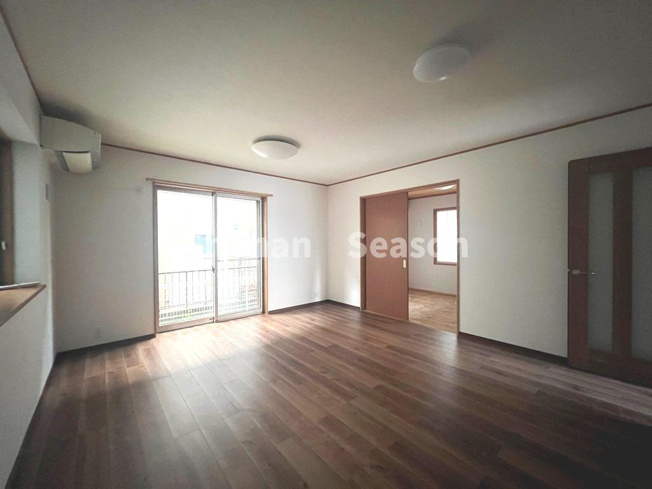 【居間・リビング】 | 1人1部屋にしやすく、未来の家族計画に備えられるゆったり4LDK◎
初期費用をグッと抑えられる（エアコン・照明器具付き）です♪