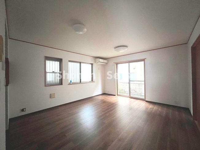 【居間・リビング】 | 団らん時間はもちろん！ご家族有意義な時間が過ごせる広々リビング◎　
お子様ものびのび走り回れそうですね♪