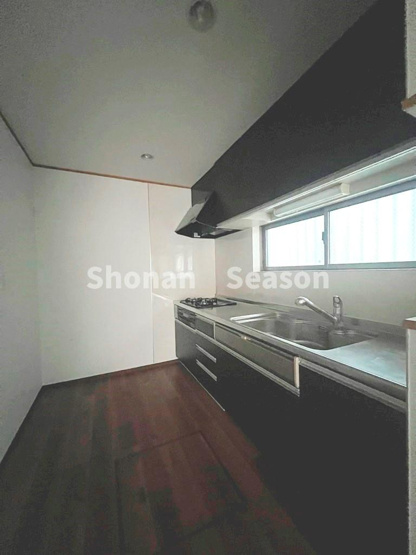 【キッチン】 | 吊戸棚付で収納たっぷり！壁付けタイプでお料理に集中できるキッチン♪
お料理のレパートリーが増えそうですね。