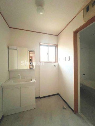 【独立洗面台】 | 朝のお仕度捗る洗面台には、ミラー裏部分にも収納スペースを確保◎◎　
水回り集中設計で、家事効率もUPしますよ♪