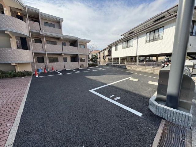 ハイタウン御殿山東の駐車場